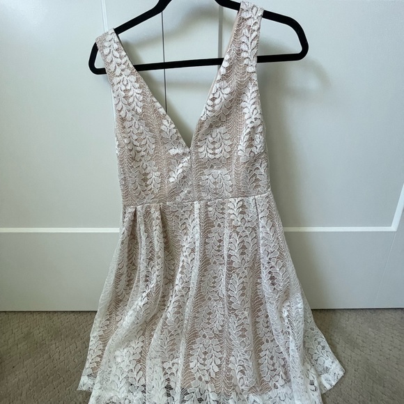 White lace dress - Picture 1 of 2